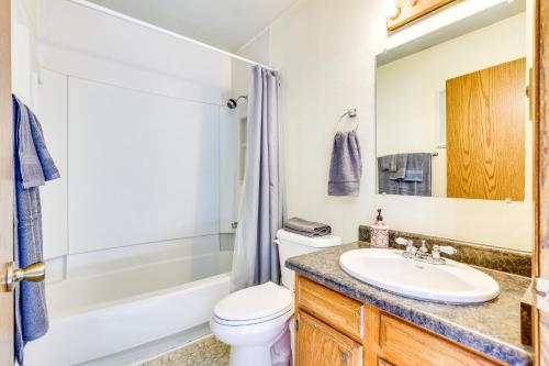 uma casa de banho com um lavatório, um WC e uma banheira em Convenient Winter Park, Colorado, Vacation Rental! em Winter Park