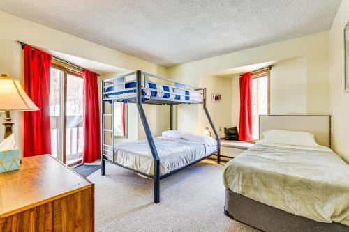 um quarto com 2 beliches e cortinas vermelhas em Convenient Winter Park, Colorado, Vacation Rental! em Winter Park