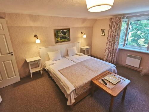 泰爾韋泰的住宿－斯普利迪斯旅館，一间卧室配有一张大床和一张桌子