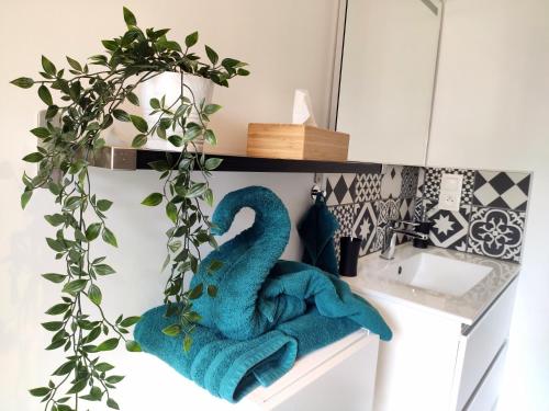 uma toalha azul sentada num balcão de cozinha ao lado de um lavatório em Studio ☆ Cité du vin ☆ Stationnement Gratuit dans la rue ☆ Street Park Free em Bordéus