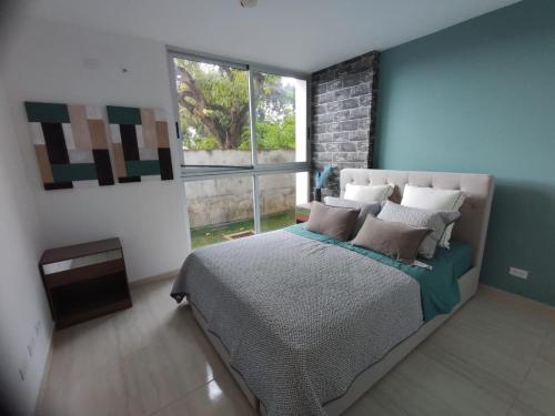 um quarto com uma cama grande e uma janela grande em Apartamentos a 10minutos del aeropuerto em Ciudad Radial