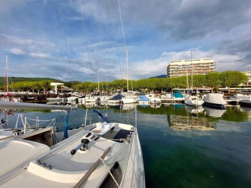 Un tas de bateaux sont amarrés dans un port dans l'établissement Voilier Sunbeam Yachts 27,5 à quai au Grand Port Aix les Bains, à Aix-les-Bains