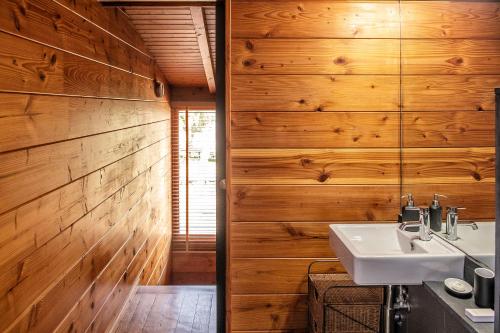 a bathroom with a sink and wooden walls at Bungalow B1 em Fão - Ofir by Ana Ferro Rentals in Ofir
