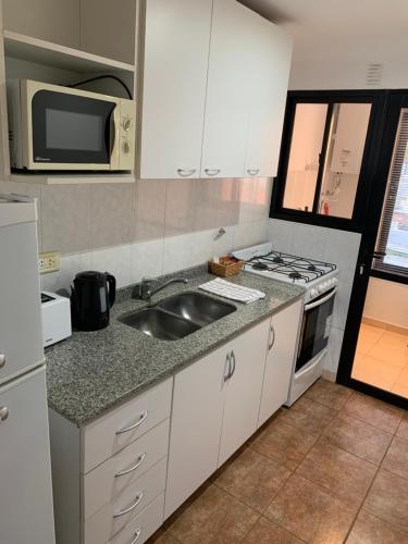 a kitchen with a sink and a microwave at Fenix 2 in Colón