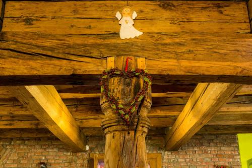 a wooden ceiling with a statue of a bride on it at Hotel Penzion Trámky in Vikýřovice