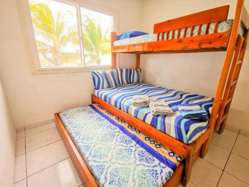 a bedroom with two bunk beds and a window at Dep A23 En Casablanca, Frente al Mar Lindo Departamento in Same