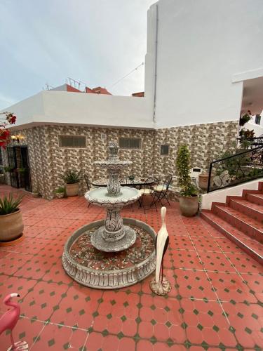 eine Terrasse mit einem Tisch und einem Steingebäude in der Unterkunft Dar el oued in Tangier