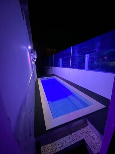 uma piscina numa casa à noite em Dar el oued em Tânger