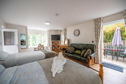 sypialnia z 2 łóżkami i kanapą w obiekcie Personal En-suite w mieście Shrewsbury