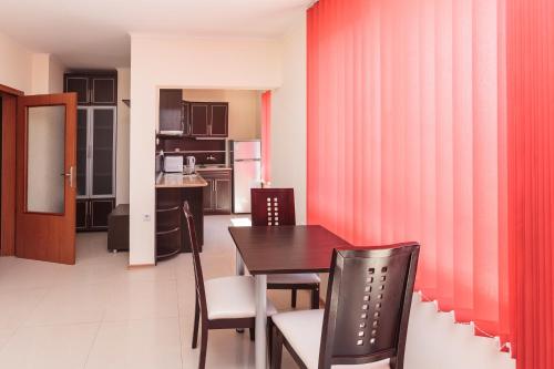 A kitchen or kitchenette at Apartment Patriarh Evtimiy