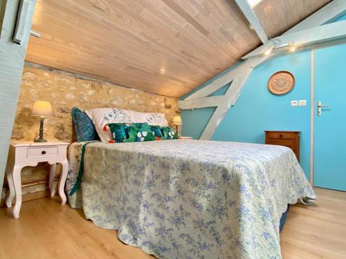 ein Schlafzimmer mit einem Bett in einem Zimmer in der Unterkunft Le chant des oiseaux in Tourliac