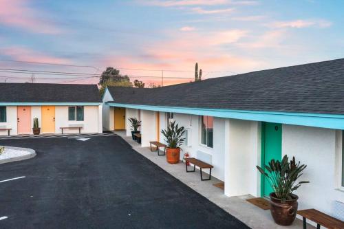 a row of buildings with benches in a parking lot at Pulehua Studio suite.hōʻoluʻolu in Chandler