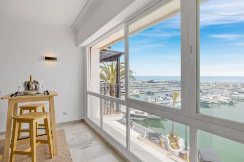 een kamer met uitzicht op de jachthaven bij luxurious frontline penthouse in puerto banus in Marbella