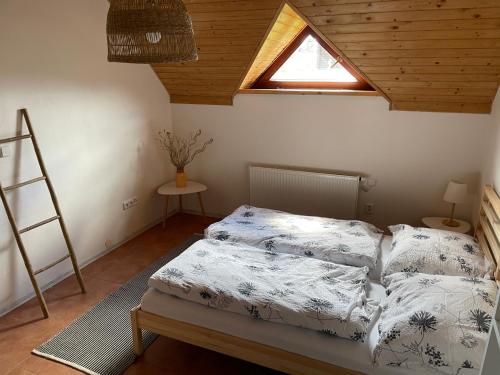 Dolní MoraviceにあるVčelí chata Mirda Pirdaのベッドルーム1室(ベッド1台、窓、はしご付)