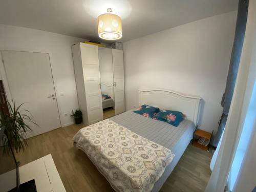 een slaapkamer met een bed met blauwe kussens bij New building with private parking, big balcony and a stunning view in Bragadiru