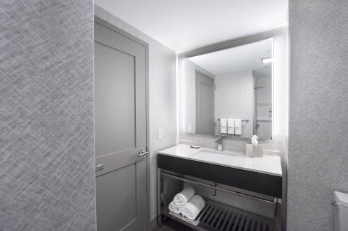 y baño con lavabo y espejo. en Fairfield Inn & Suites by Marriott Boston Logan Airport/Chelsea, en Chelsea