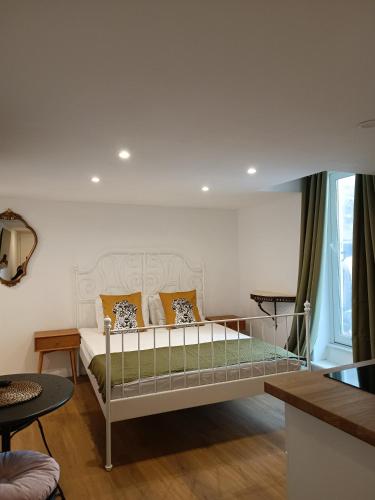 Un pat sau paturi într-o cameră la M&R apartments