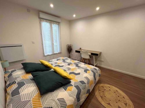 1 dormitorio con cama y escritorio. en Arcueil : 2P Moderne & Neuf. Proche RER B., en Arcueil