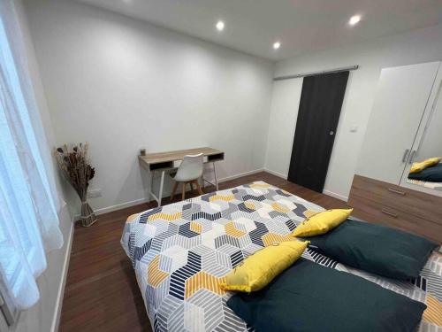Ein Bett oder Betten in einem Zimmer der Unterkunft Arcueil 2P Moderne Proche RER B