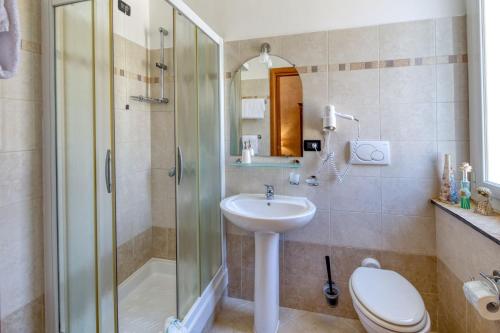 La salle de bains est pourvue d'une douche, d'un lavabo et de toilettes. dans l'établissement Locanda Villa Moderna, à Gênes