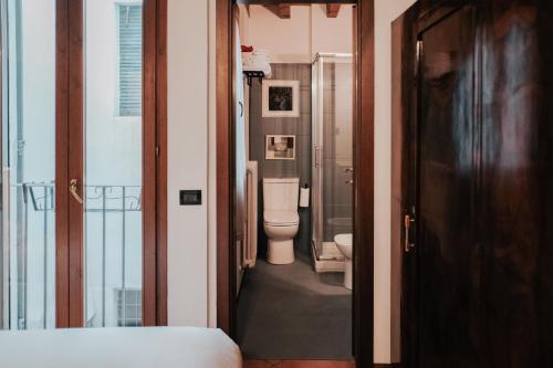 een kamer met een badkamer met een toilet. bij SM Hospitality ZACCAGNI in Reggio Emilia