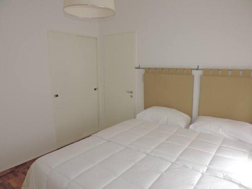 1 dormitorio con 1 cama blanca grande y cabecero blanco en Precioso departamento de dos ambientes Paraguay y Junin en Buenos Aires