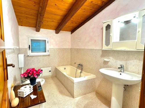 ein Badezimmer mit einem Waschbecken und einer Badewanne in der Unterkunft Appartamenti Castellammare del Golfo Milazzo Annarita in Castellammare del Golfo