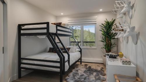 a bedroom with two bunk beds and a window at Chalet Brio in Beaver Creek