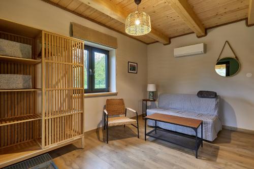 - une chambre avec un lit, une table et une chaise dans l'établissement Bez Pośpiechu, 