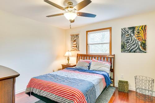 Llit o llits en una habitació de Saratoga Springs Home Near Skidmore College!