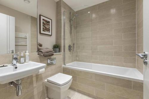 een badkamer met een toilet, een bad en een wastafel bij Belfast City Centre, Sleeps 6 in Belfast