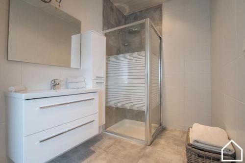 bagno con doccia e lavandino di Privé, mooi ingericht huis op toplocatie nabij bos a Watou