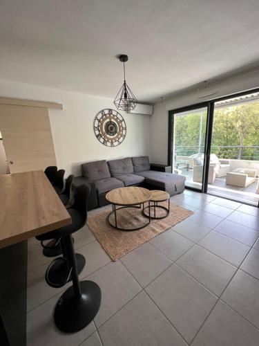 un salon avec un canapé et une table dans l'établissement Charmant T2 idéalement situé, à Bastia
