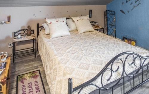 um quarto com uma cama grande num quarto em 1 Bedroom Stunning Apartment In Excenevex em Excénevex
