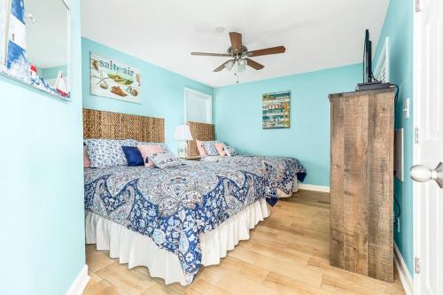 een slaapkamer met een bed met blauwe muren en een plafond bij Surf Master, Unit 1005 in Myrtle Beach