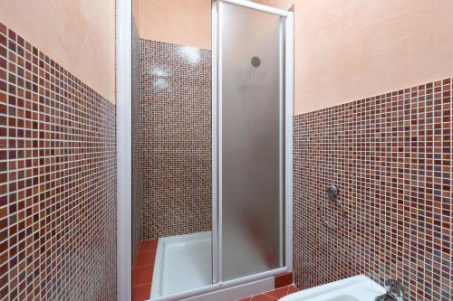y baño con ducha, lavabo y aseo. en Manerba CENTRO GardaSee e parcheggio, en Manerba del Garda