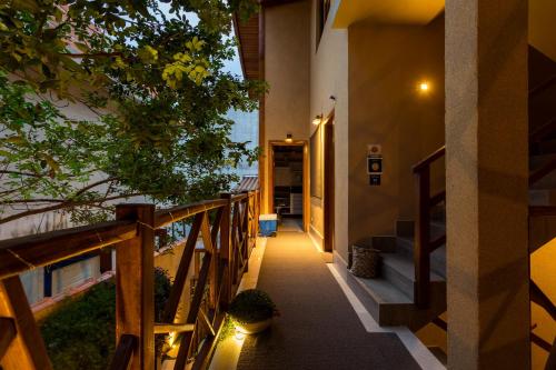 a hallway of a house with stairs and plants at Casa d'Aroeira Residencial Boutique - Centro de Juqueí - 2 quadras do mar - Serviço de Praia - Roupa de Cama 600 fios algodão Egípcio - Toalhas Banho e Praia - Tudo Novo - Estacionamento Interno - Cozinha - Consulte unidades com Ofurô Hidro e Cromoterapia in Juquei