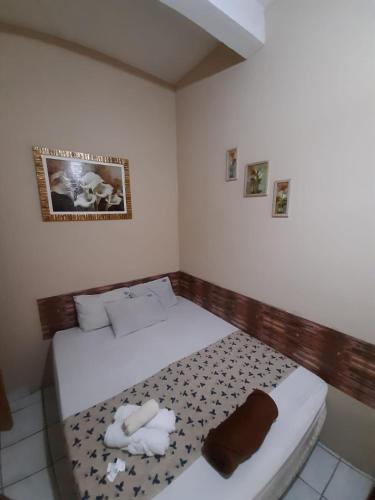 a bedroom with two beds with towels on them at Aparecida Akuto's Pousada in Aparecida