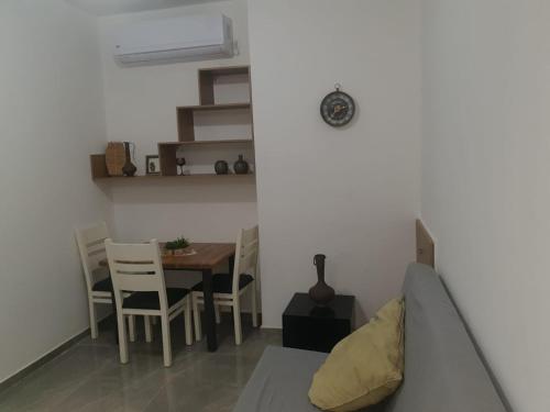 Habitación con mesa, cama y comedor. en חיים בגלבוע, 