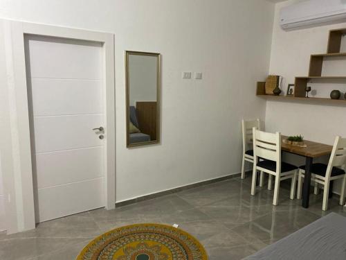 Habitación con puerta, mesa y espejo en חיים בגלבוע, 