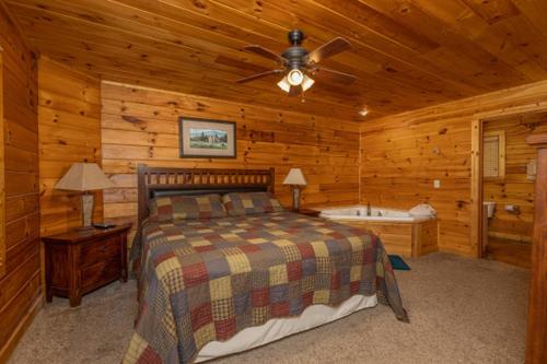 - une chambre avec un lit et un ventilateur de plafond dans l'établissement Bearway to Heaven, à Sevierville