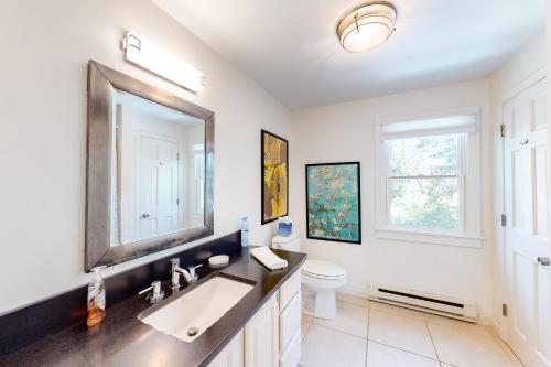 bagno con lavandino, specchio e servizi igienici di Osprey View Villa a Dennis