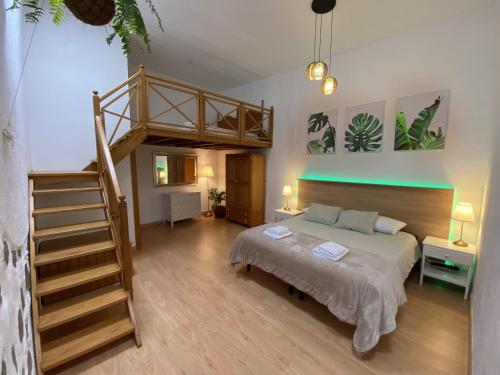 een slaapkamer met een stapelbed en een trap bij Casa BellaVista de Haría in Haría