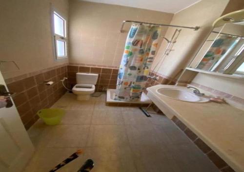 un bagno con doccia, WC e lavandino di شاليه 3 غرف قريه بلومار الدوم عائلات للإقامة يطلب موافقه امنيه قبل 48 ساعه من الاقامه - توجد مصاريف لبوابة القرية - استهلاك الكهرباء على العميل a Ain Sokhna