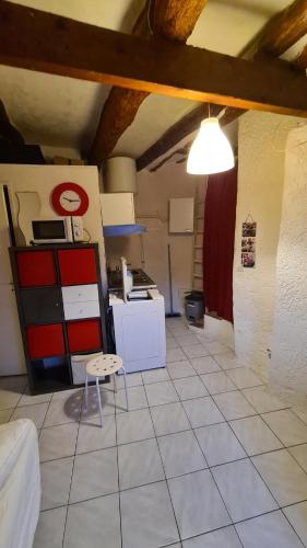 un salon avec une cuisine, une table et une table dans l'établissement STUDIO DE Manon, à Allauch