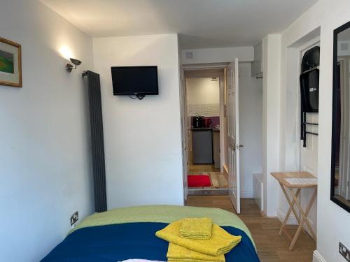 1 dormitorio con 1 cama y TV en la pared en Boscote en Stratford-upon-Avon