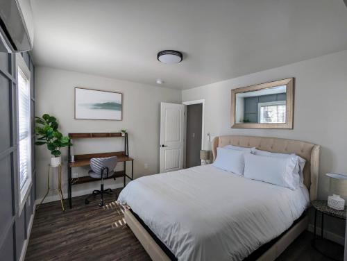 een slaapkamer met een bed, een bureau en een raam bij Hillside Hangout 3Bd/2Ba, Elevated Deck Sunsets in Pinetop-Lakeside