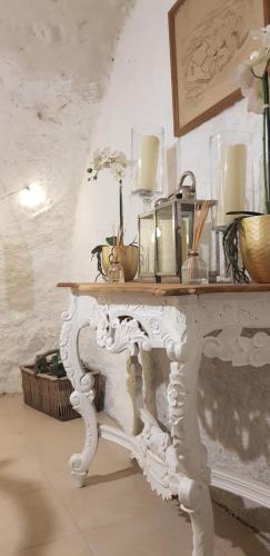 une table blanche avec des bougies en haut dans l'établissement Jolie maison de ville La Petite Magnanerie, à La Roque-dʼAnthéron