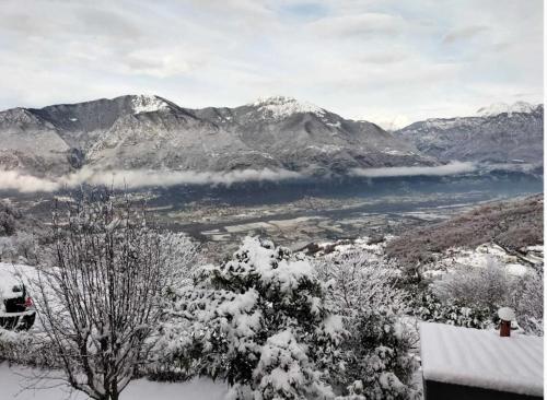 vistas a una cordillera con montañas cubiertas de nieve en Osteria Carli B&B en Gratacasolo