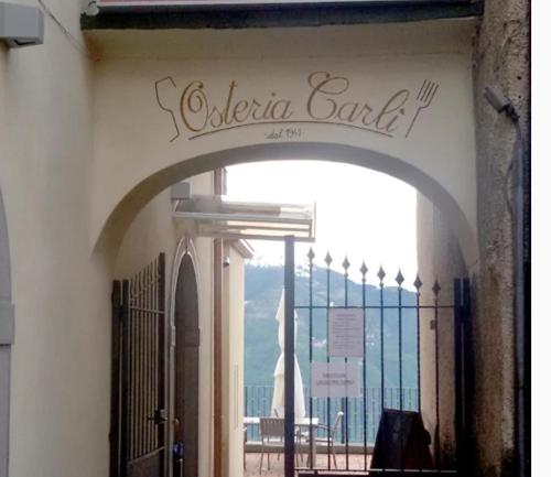 una entrada a un edificio con un arco en Osteria Carli B&B en Gratacasolo